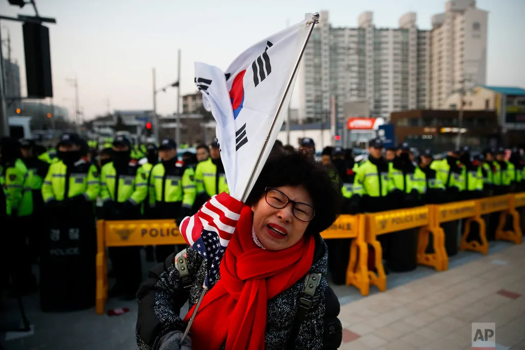 Supporters of the isolated South Korean president demonstrated to prevent his arrest 2 5 - C J Global Newspaper