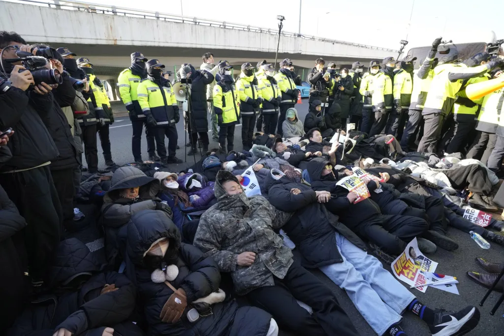 Supporters of the isolated South Korean president demonstrated to prevent his arrest 3 906924 - C J Global Newspaper