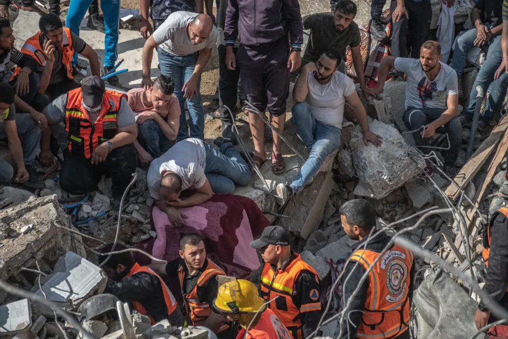 إسرائيل تبدأ العام الجديد بقصف لمخيم البريج للاجئين يسفر عن مقتل 17 فلسطينيا غالبيتهم أطفال 5 1A55289F