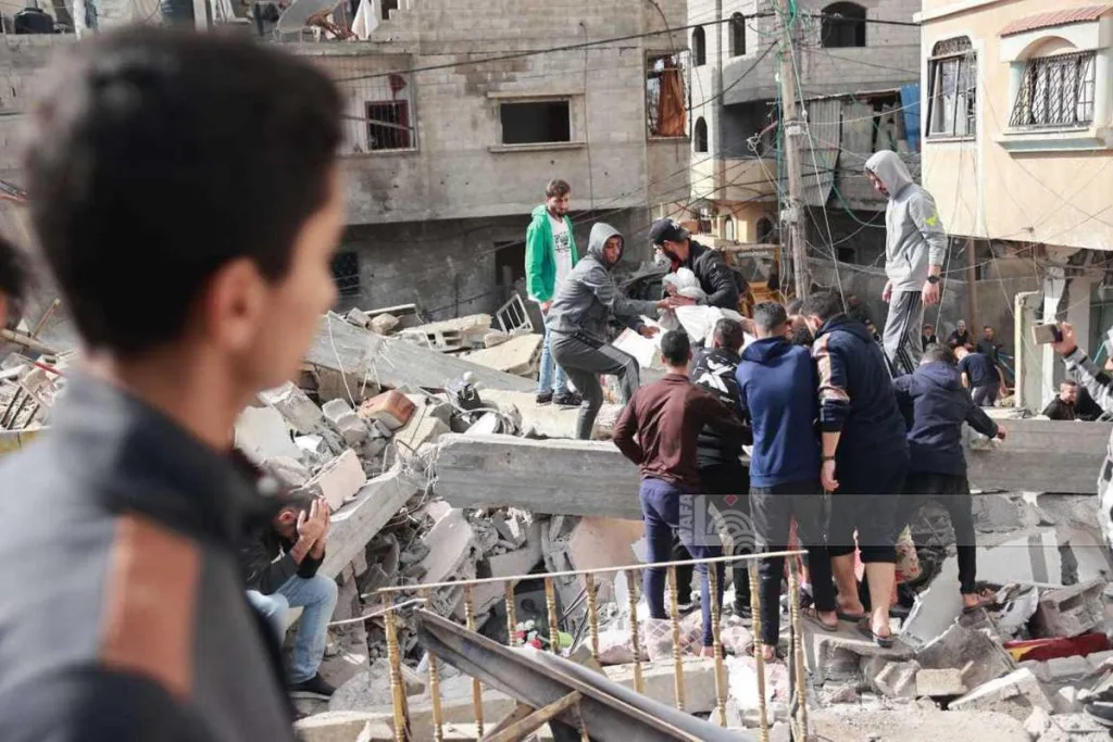 إسرائيل تبدأ العام الجديد بقصف لمخيم البريج للاجئين يسفر عن مقتل 17 فلسطينيا غالبيتهم أطفال 6 8841be07302d 1