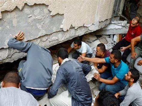 إسرائيل تبدأ العام الجديد بقصف لمخيم البريج للاجئين يسفر عن مقتل 17 فلسطينيا غالبيتهم أطفال 7 OIP75688 2