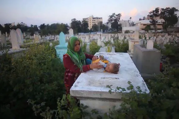 DISPLACED GAZA CIVILIANS FORCED TO LIVE IN GRAVEYARDS 1 Gaza people living in graves